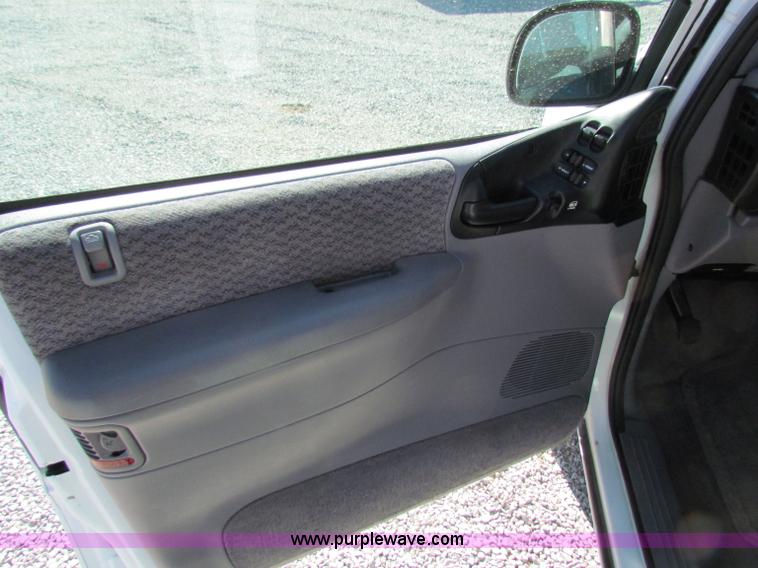 image for item B7150 2000 Dodge Grand Caravan mini van