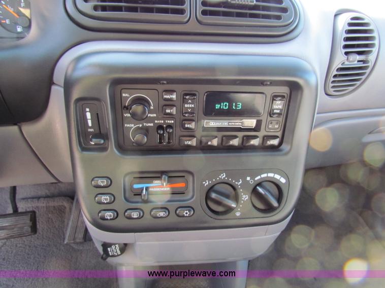 image for item B7150 2000 Dodge Grand Caravan mini van