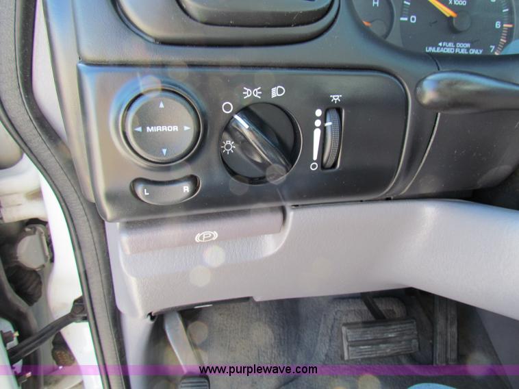 image for item B7150 2000 Dodge Grand Caravan mini van