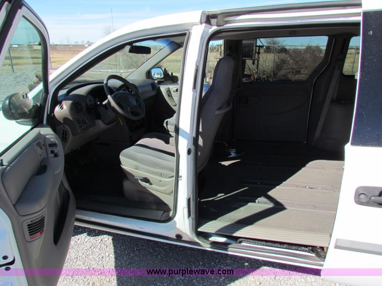 image for item B7151 2001 Dodge Caravan SE mini van