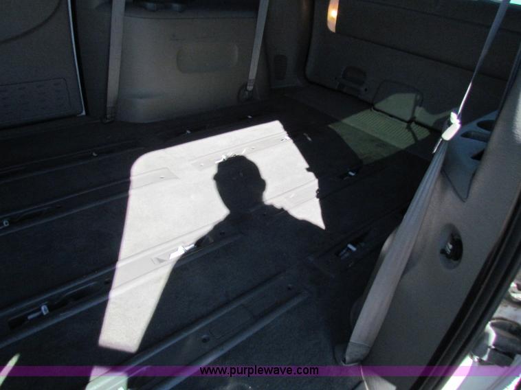 image for item B7151 2001 Dodge Caravan SE mini van