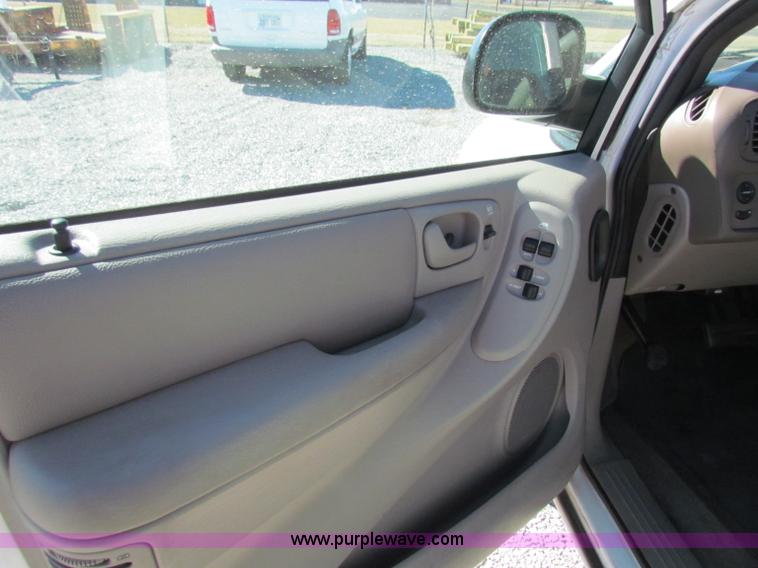 image for item B7151 2001 Dodge Caravan SE mini van