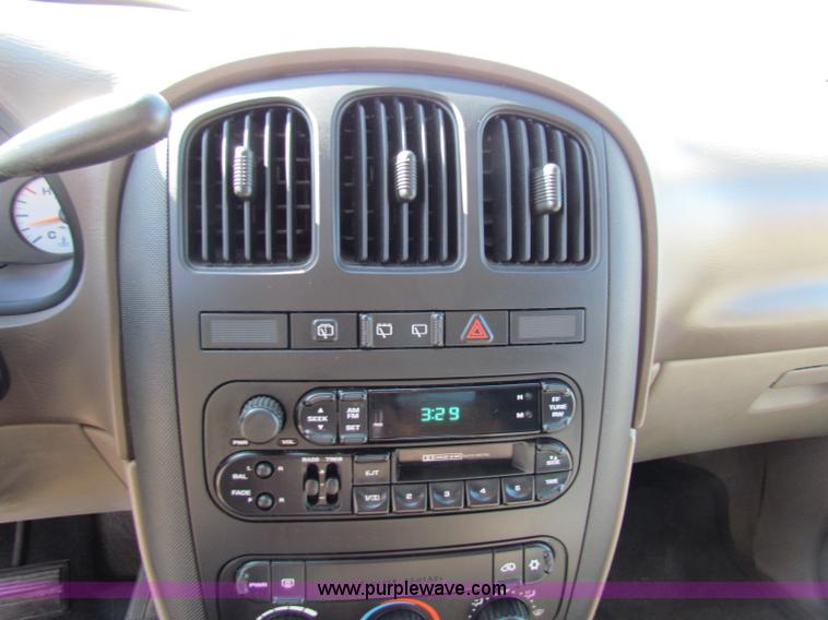 image for item B7151 2001 Dodge Caravan SE mini van