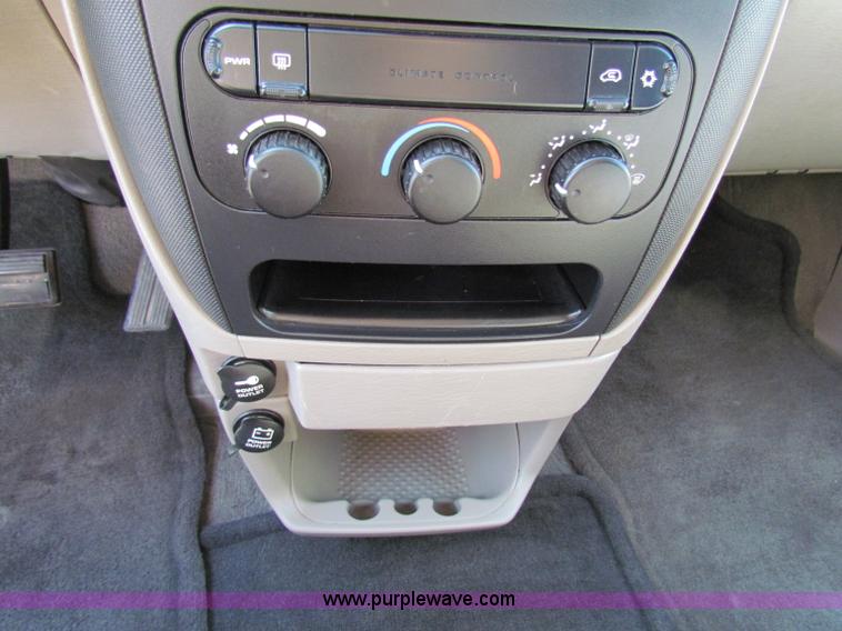 image for item B7151 2001 Dodge Caravan SE mini van