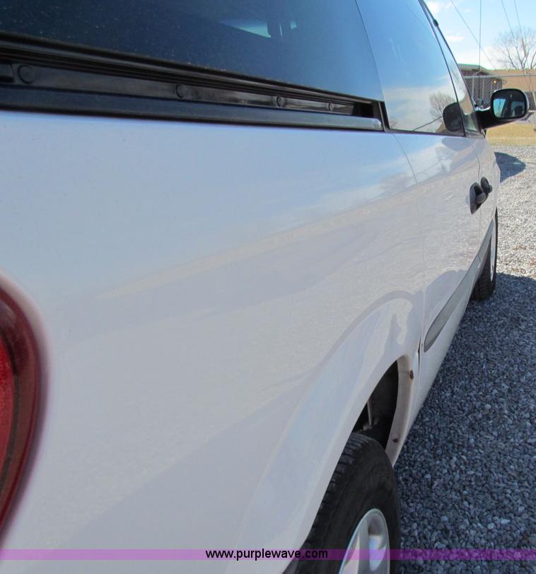 image for item B7151 2001 Dodge Caravan SE mini van