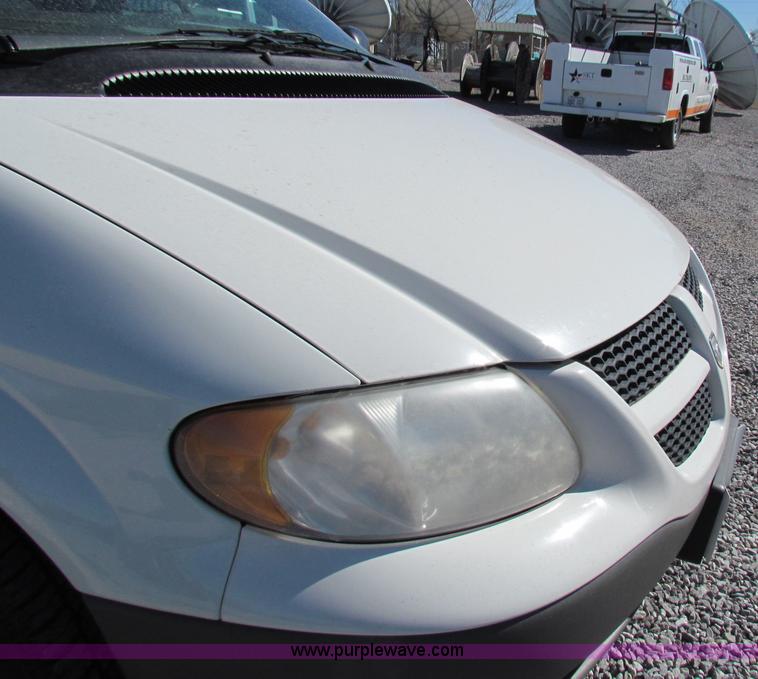 image for item B7151 2001 Dodge Caravan SE mini van