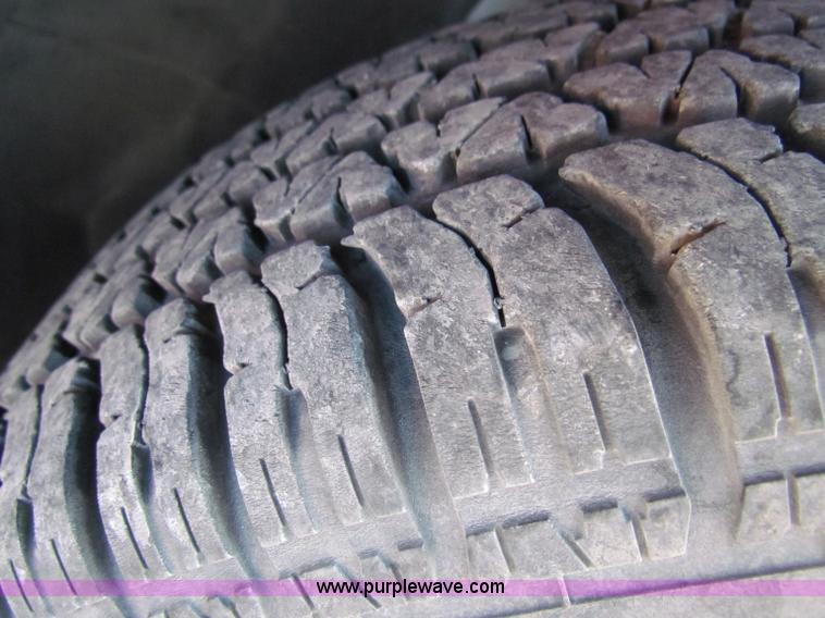 image for item B7151 2001 Dodge Caravan SE mini van