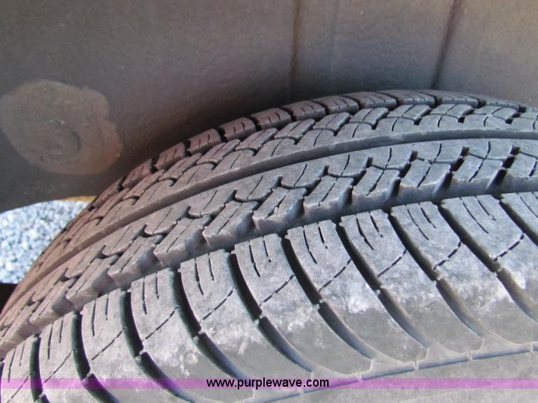 image for item B7151 2001 Dodge Caravan SE mini van