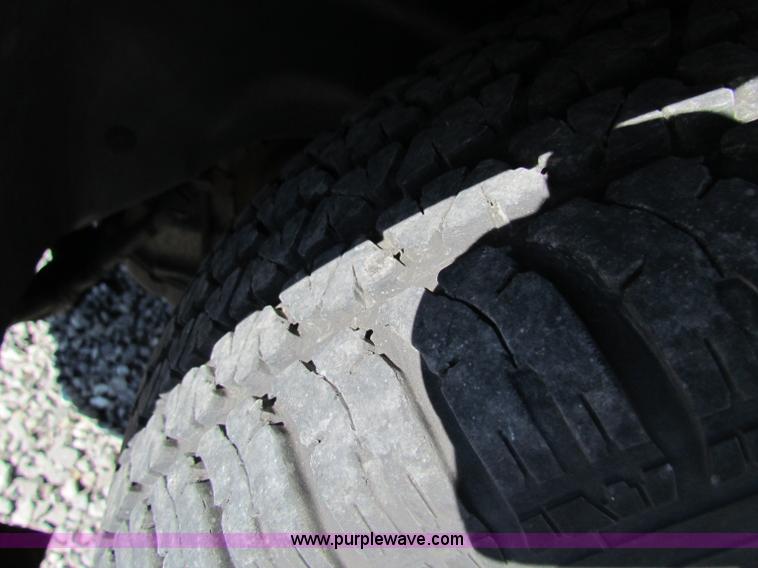 image for item B7151 2001 Dodge Caravan SE mini van