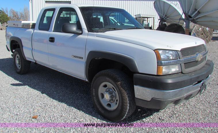 image for item B7152 2003 Chevrolet 2500HD pickup truck