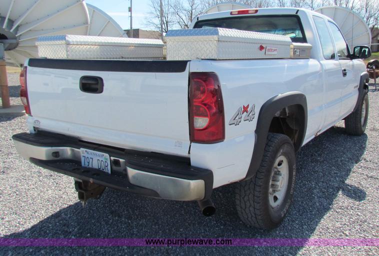 image for item B7152 2003 Chevrolet 2500HD pickup truck