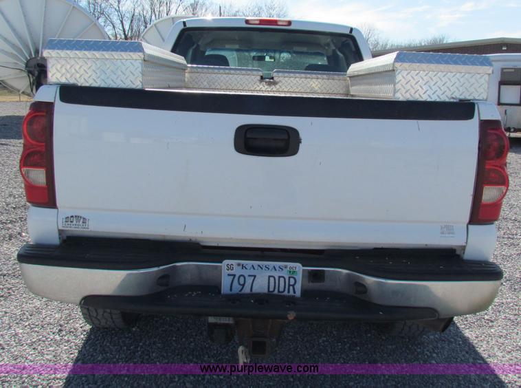image for item B7152 2003 Chevrolet 2500HD pickup truck