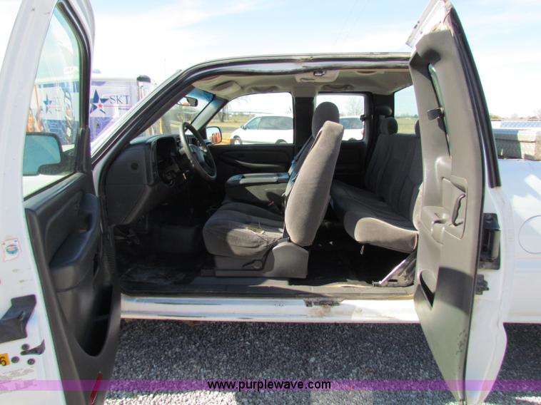 image for item B7152 2003 Chevrolet 2500HD pickup truck