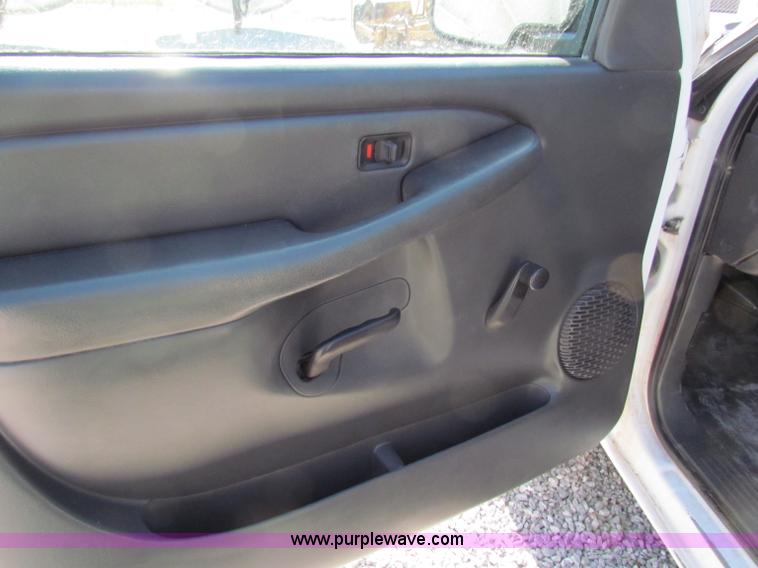 image for item B7152 2003 Chevrolet 2500HD pickup truck