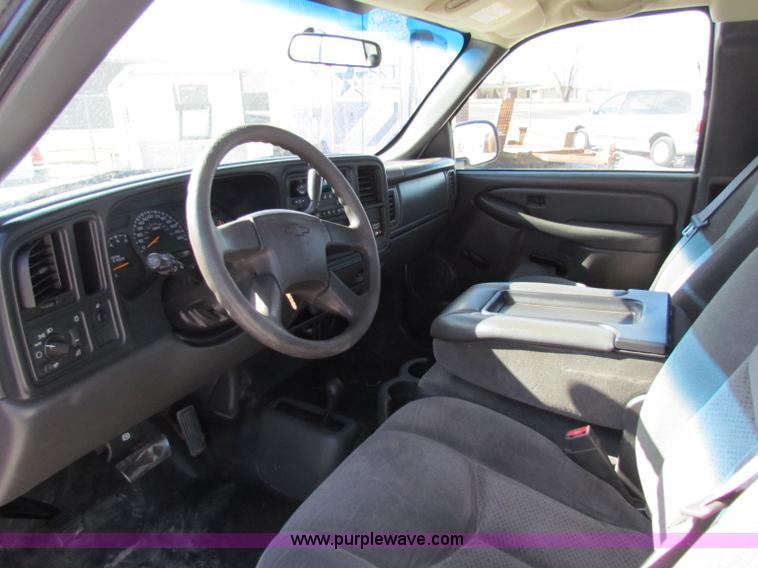 image for item B7152 2003 Chevrolet 2500HD pickup truck