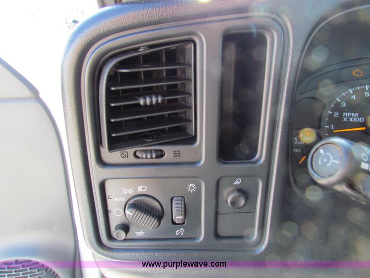image for item B7152 2003 Chevrolet 2500HD pickup truck