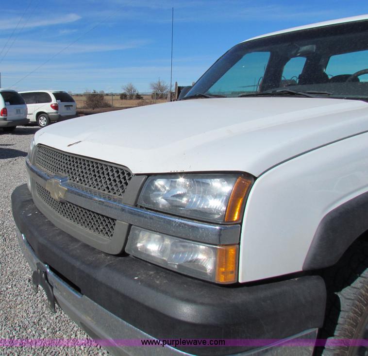 image for item B7152 2003 Chevrolet 2500HD pickup truck