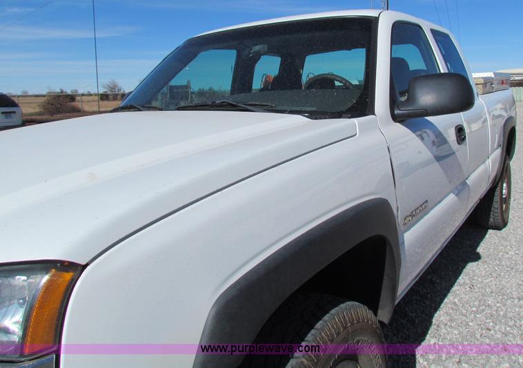 image for item B7152 2003 Chevrolet 2500HD pickup truck