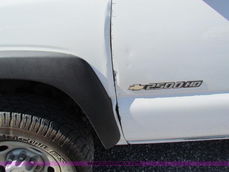 image for item B7152 2003 Chevrolet 2500HD pickup truck