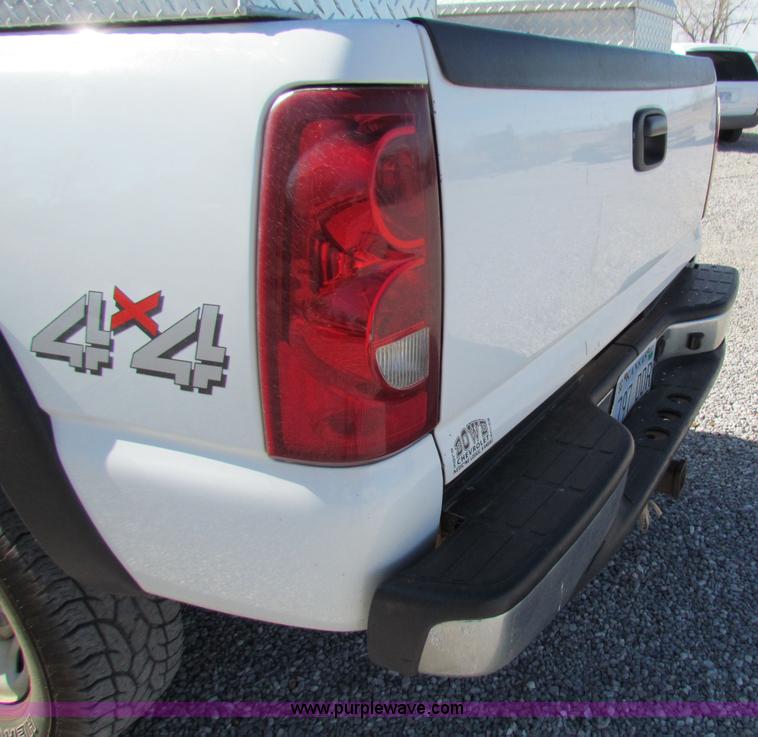 image for item B7152 2003 Chevrolet 2500HD pickup truck