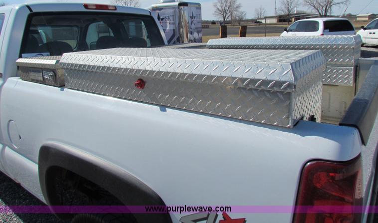 image for item B7152 2003 Chevrolet 2500HD pickup truck