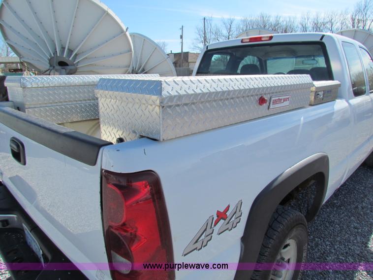 image for item B7152 2003 Chevrolet 2500HD pickup truck