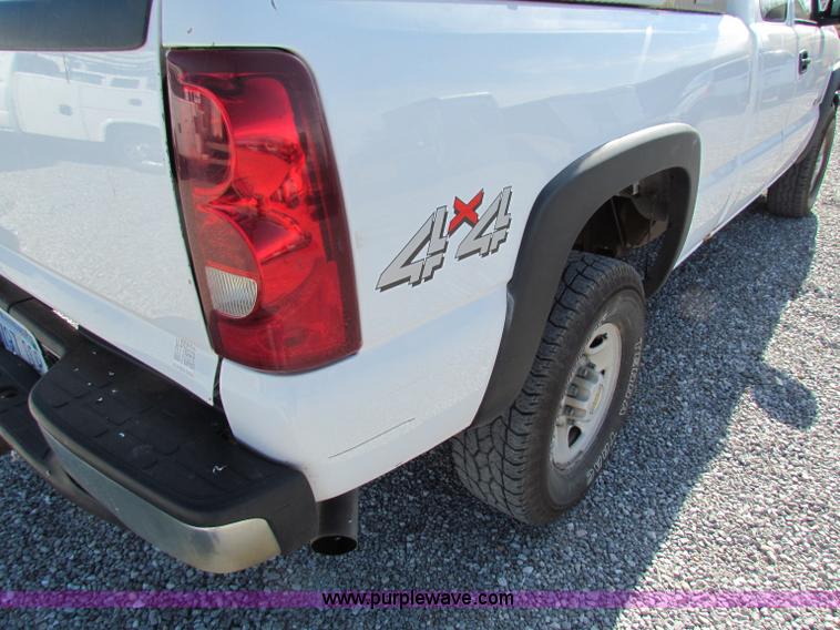 image for item B7152 2003 Chevrolet 2500HD pickup truck