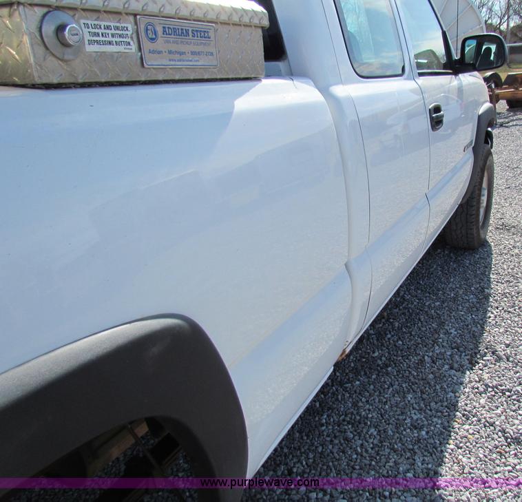 image for item B7152 2003 Chevrolet 2500HD pickup truck