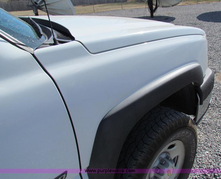 image for item B7152 2003 Chevrolet 2500HD pickup truck