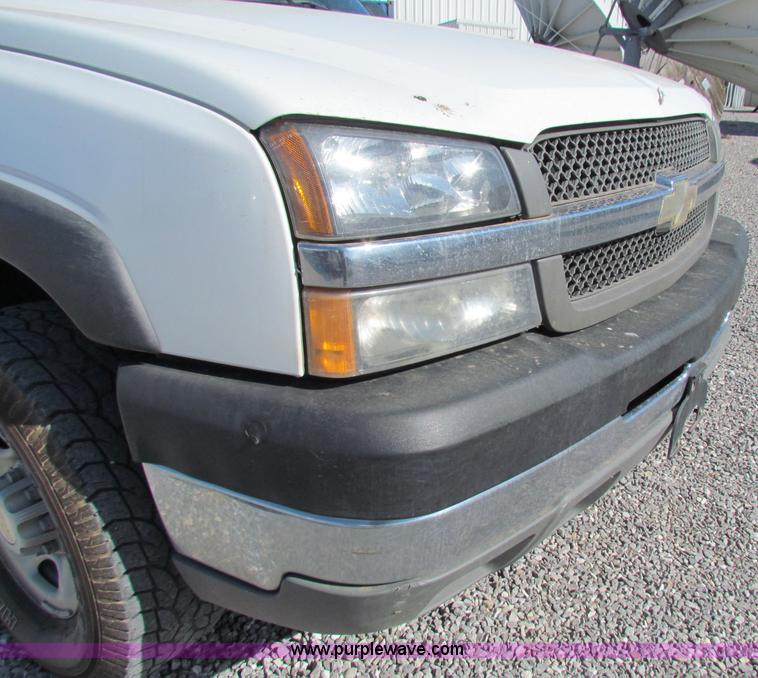 image for item B7152 2003 Chevrolet 2500HD pickup truck