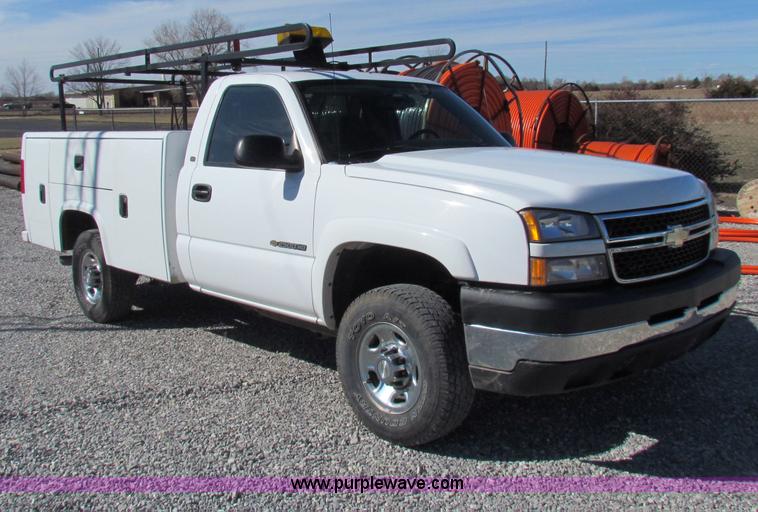 image for item B7153 2006 Chevrolet 2500HD pickup truck with utility bed