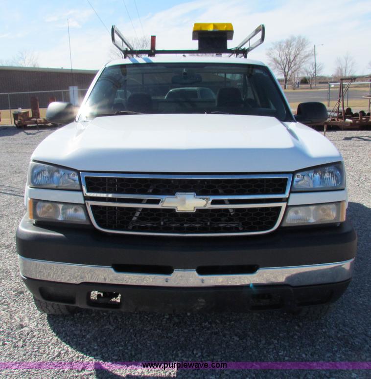 image for item B7153 2006 Chevrolet 2500HD pickup truck with utility bed
