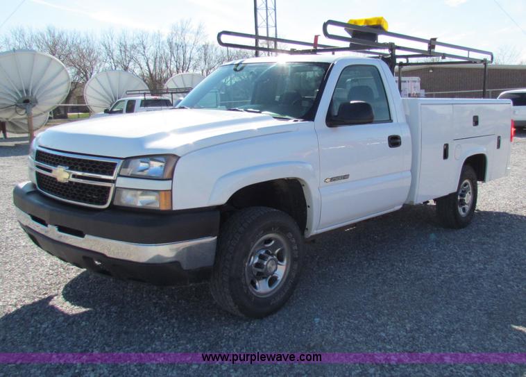 image for item B7153 2006 Chevrolet 2500HD pickup truck with utility bed
