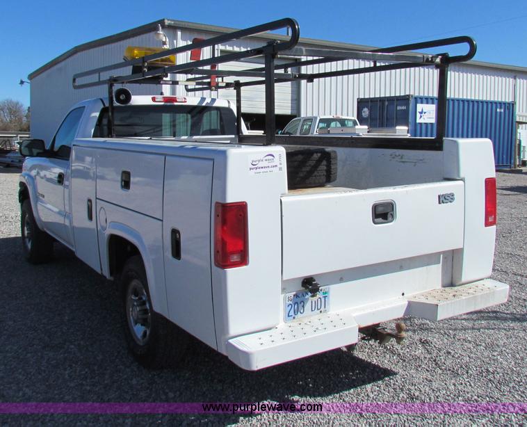 image for item B7153 2006 Chevrolet 2500HD pickup truck with utility bed