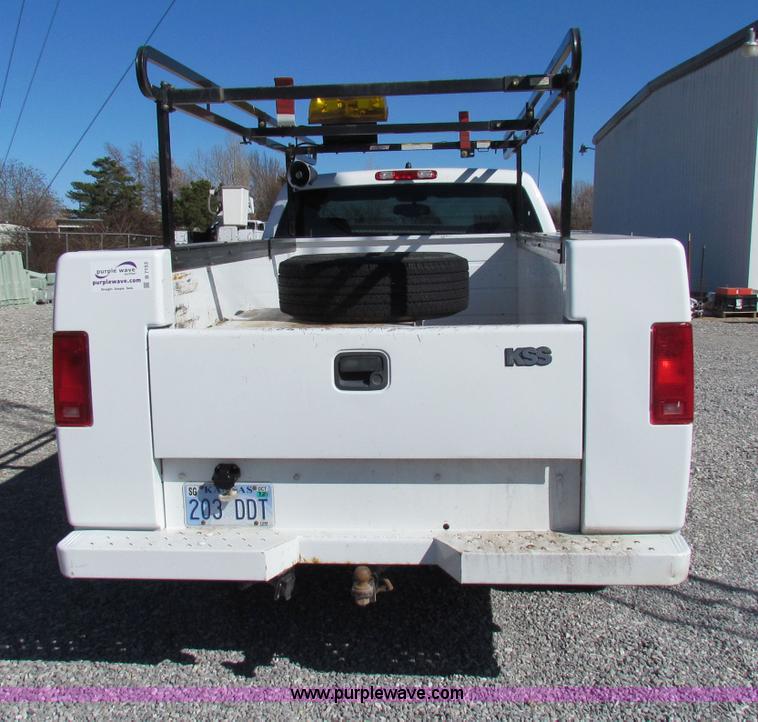 image for item B7153 2006 Chevrolet 2500HD pickup truck with utility bed