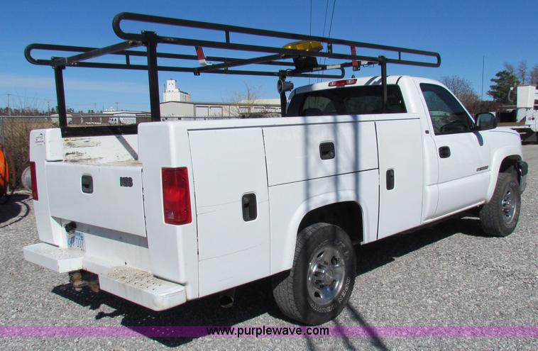 image for item B7153 2006 Chevrolet 2500HD pickup truck with utility bed