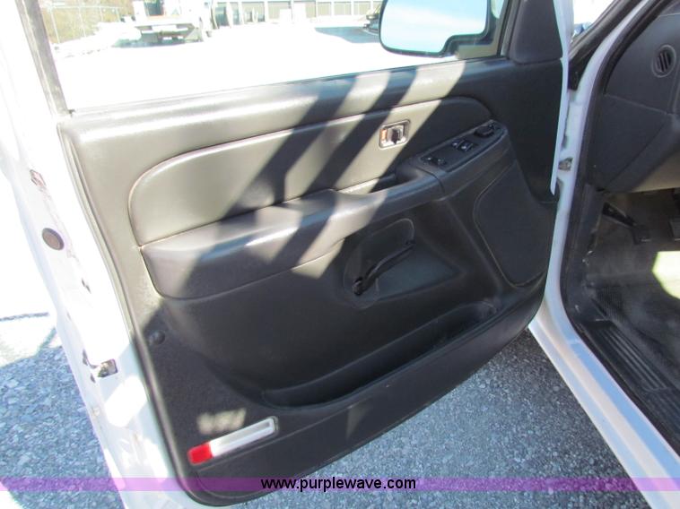 image for item B7153 2006 Chevrolet 2500HD pickup truck with utility bed