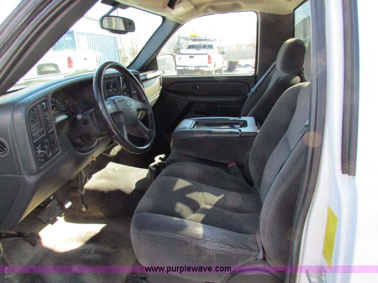 image for item B7153 2006 Chevrolet 2500HD pickup truck with utility bed