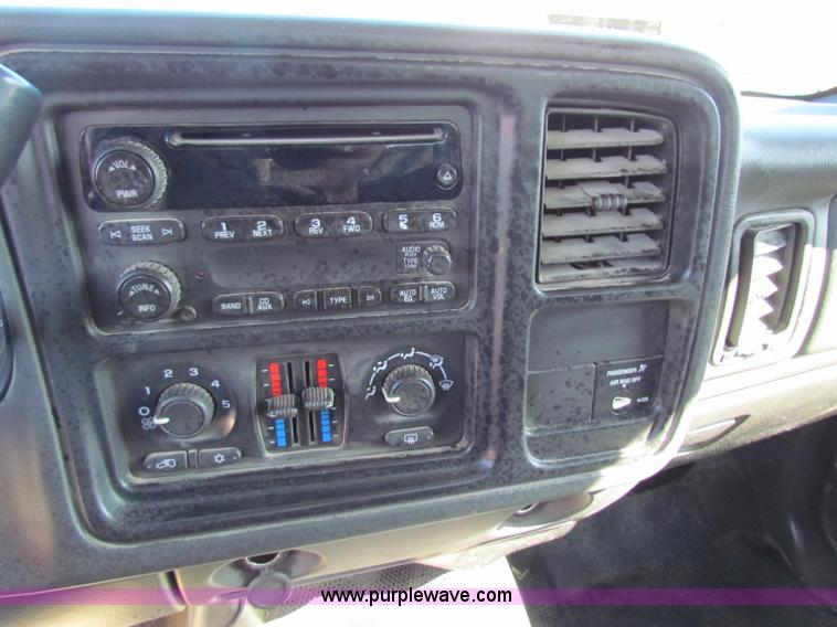 image for item B7153 2006 Chevrolet 2500HD pickup truck with utility bed