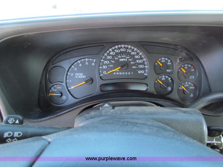 image for item B7153 2006 Chevrolet 2500HD pickup truck with utility bed