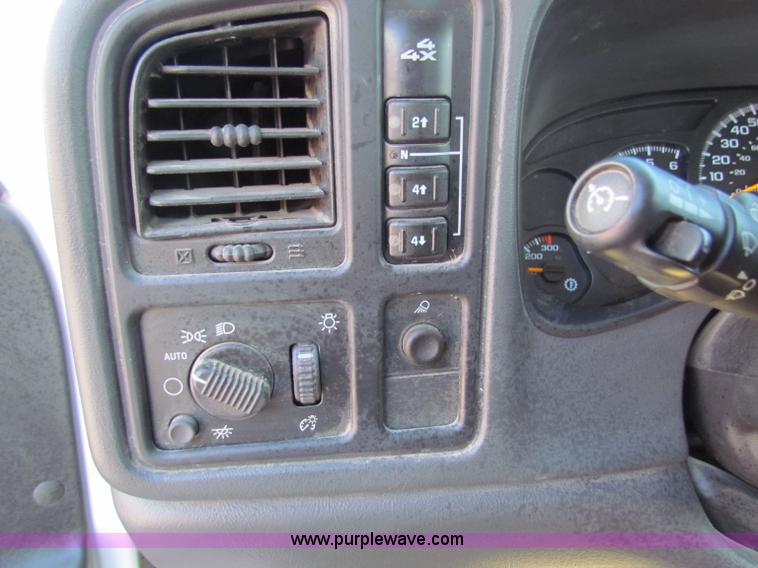 image for item B7153 2006 Chevrolet 2500HD pickup truck with utility bed