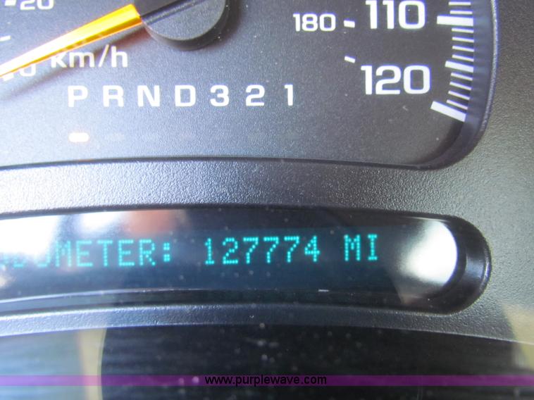 image for item B7153 2006 Chevrolet 2500HD pickup truck with utility bed