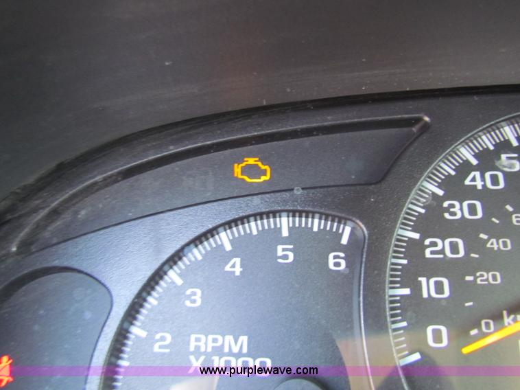 image for item B7153 2006 Chevrolet 2500HD pickup truck with utility bed