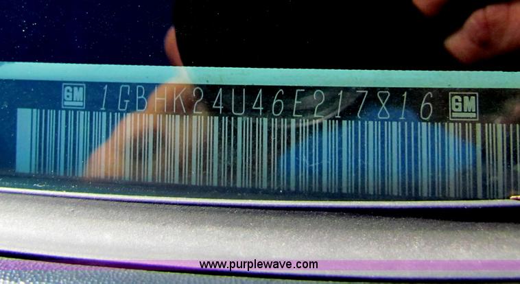 image for item B7153 2006 Chevrolet 2500HD pickup truck with utility bed