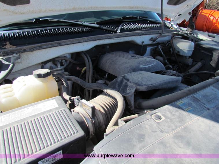 image for item B7153 2006 Chevrolet 2500HD pickup truck with utility bed