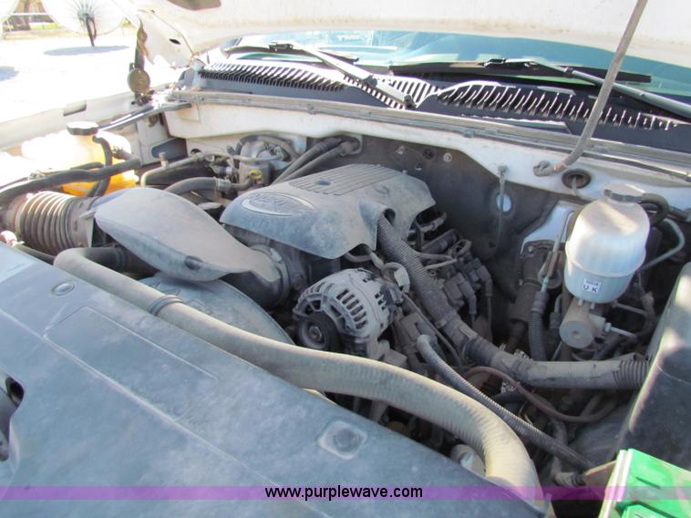 image for item B7153 2006 Chevrolet 2500HD pickup truck with utility bed