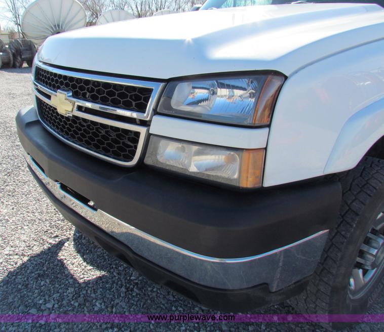 image for item B7153 2006 Chevrolet 2500HD pickup truck with utility bed