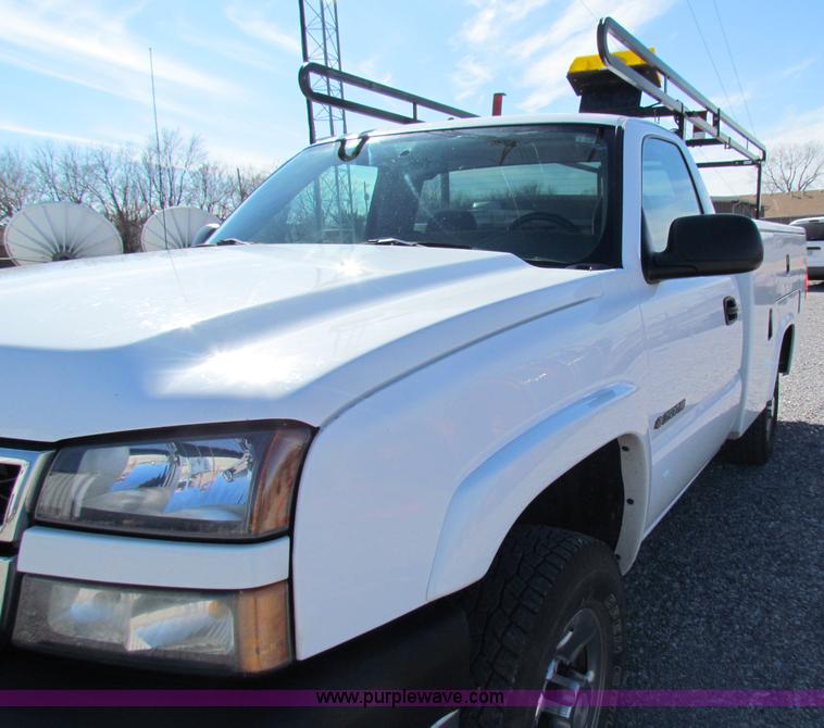 image for item B7153 2006 Chevrolet 2500HD pickup truck with utility bed