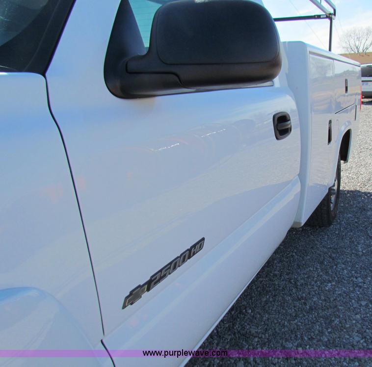 image for item B7153 2006 Chevrolet 2500HD pickup truck with utility bed