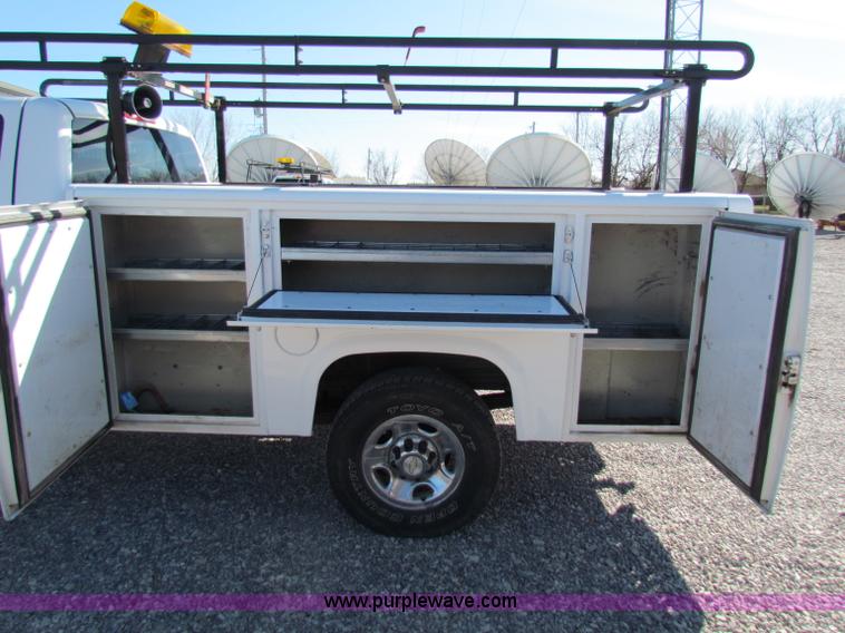 image for item B7153 2006 Chevrolet 2500HD pickup truck with utility bed